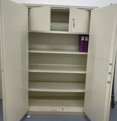 4.190 / Zweitüriger Occasions-Stahlschrank